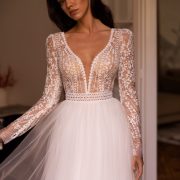 Schlicht und modern. A-Linie Brautkleid mit feine Spitze . Adornia Brautmode in Siegurg in der Nähe Köln und Bonn