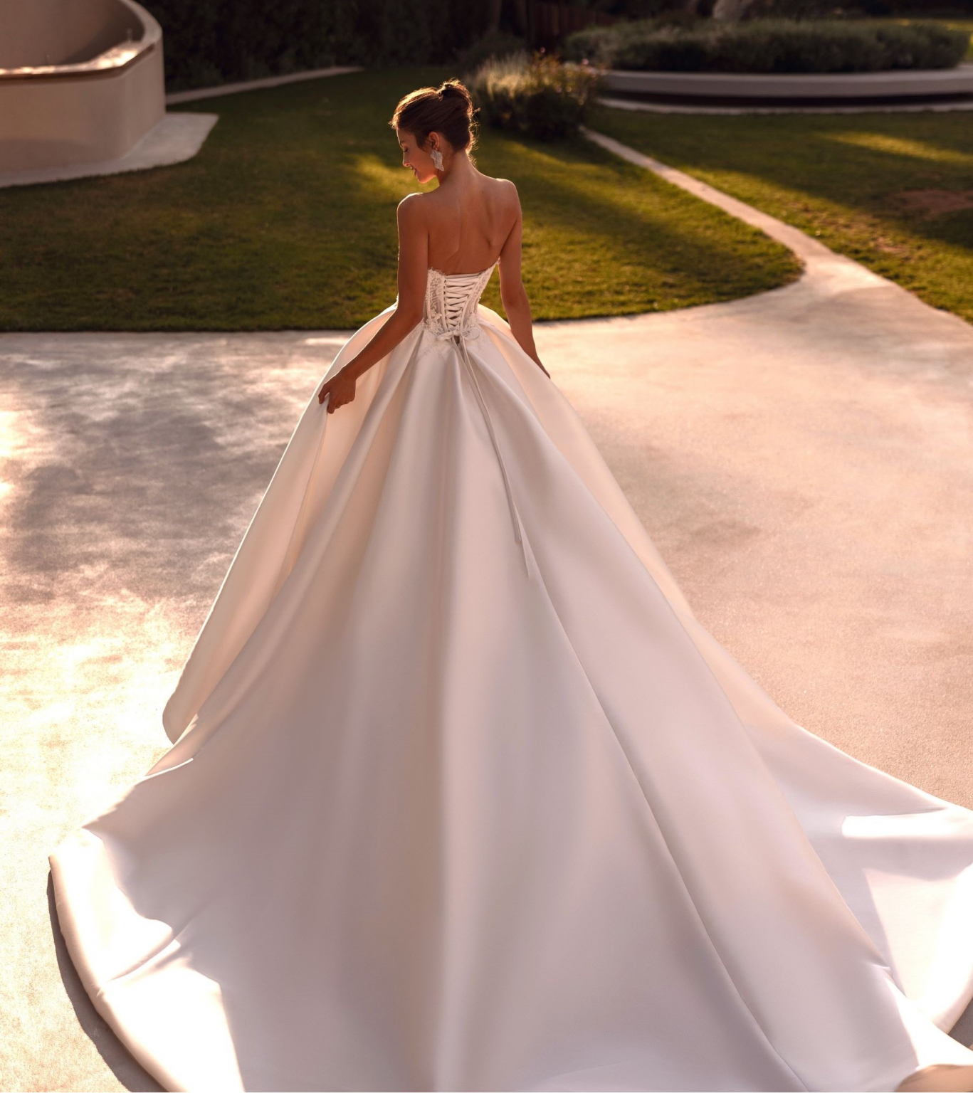 Clean Brautkleid mit weitem Rock und Schleppe bei Adornia Brautmode in Siegburg